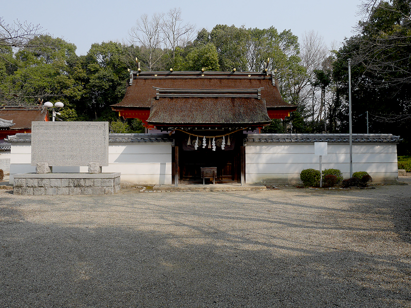 壺井八幡宮の拝殿と本殿